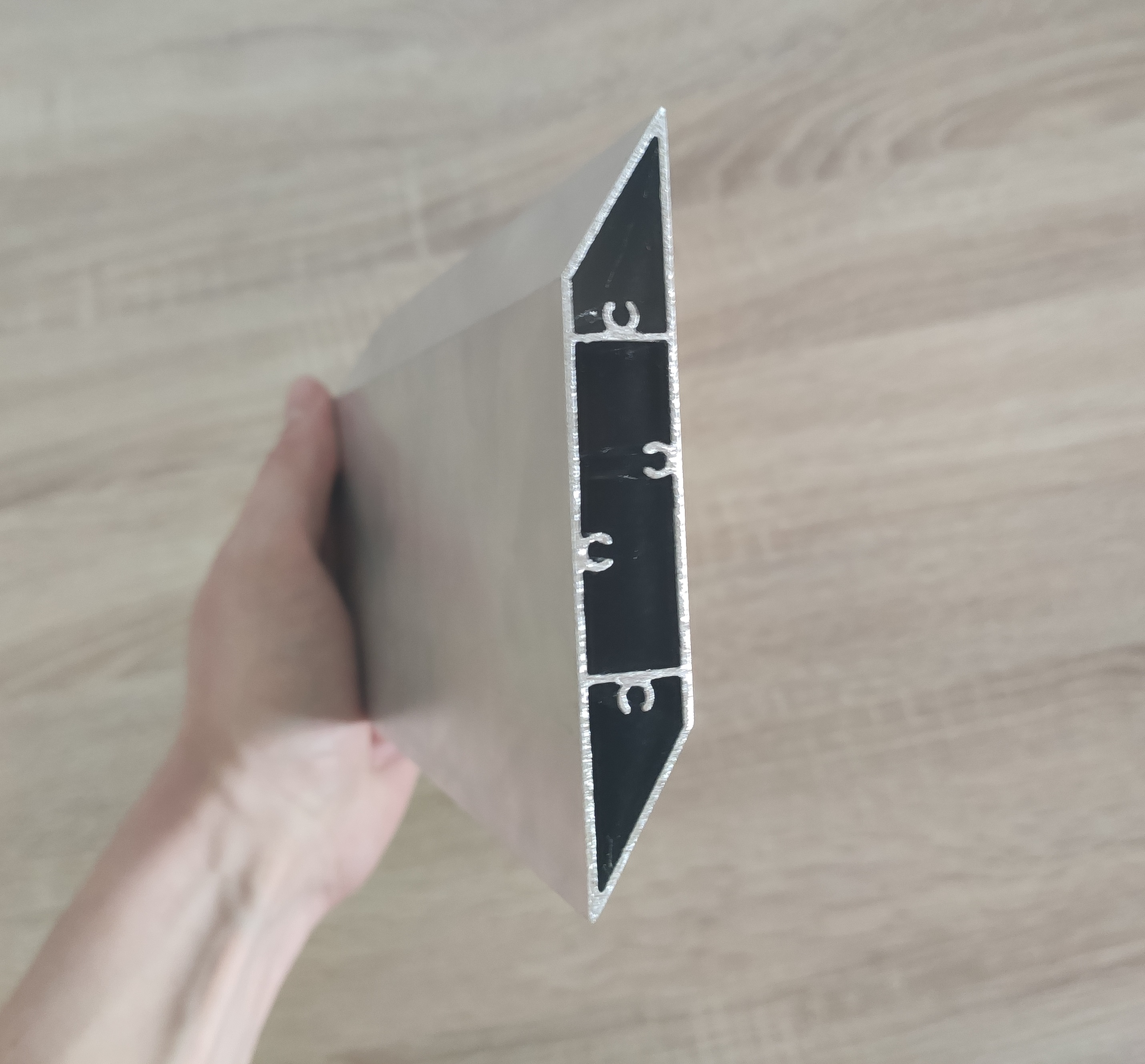 Parallelogram-shaped aluminium slat 