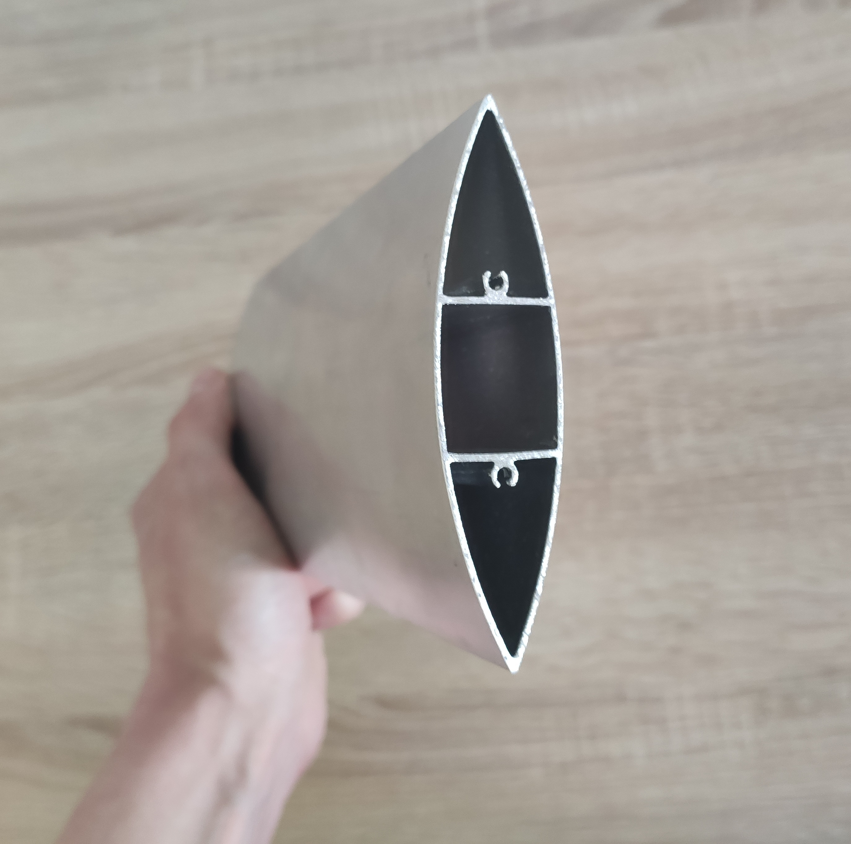 Teardrop-shaped aluminium slat