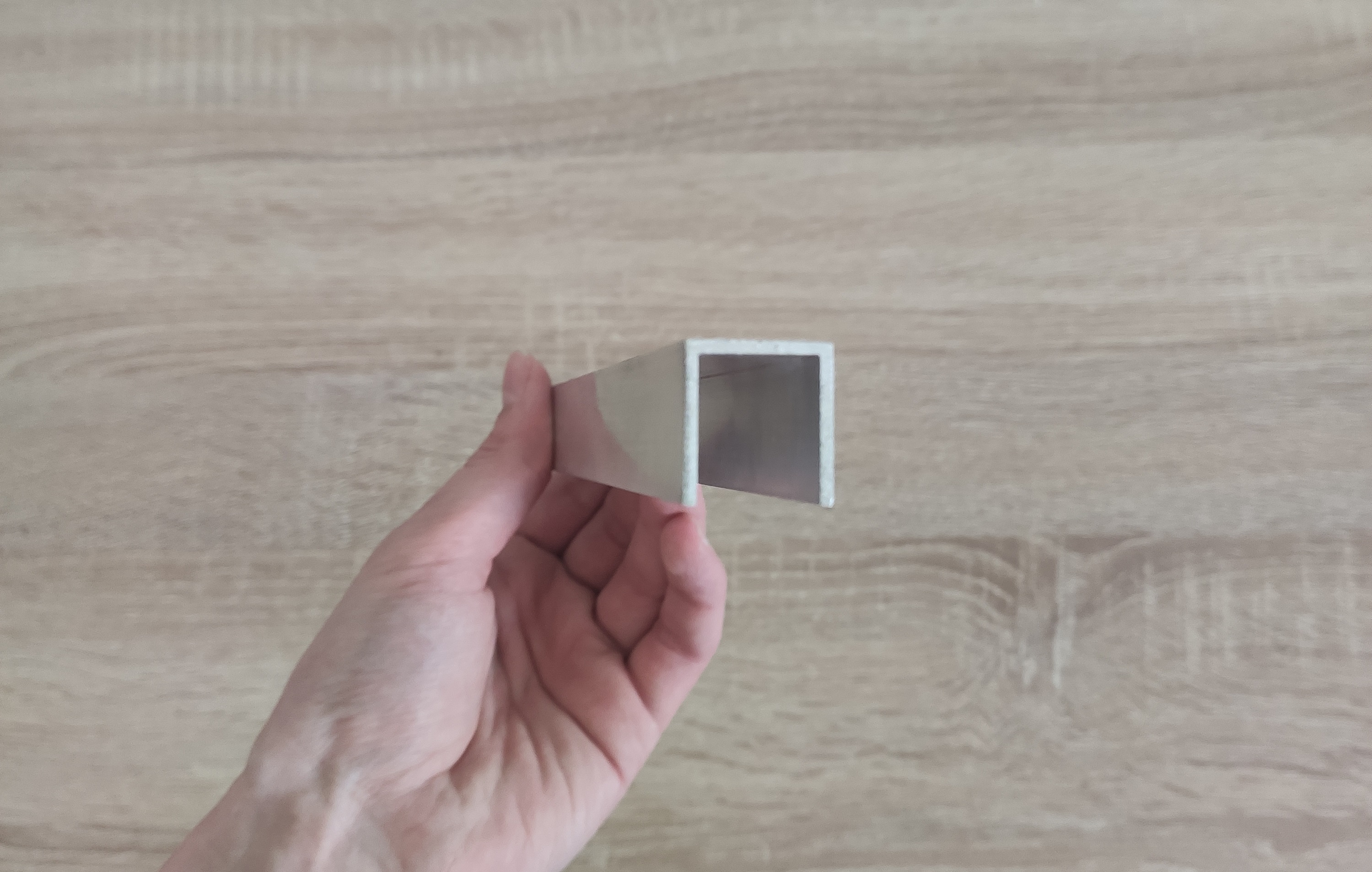 U-shaped, 20.5 mm wide