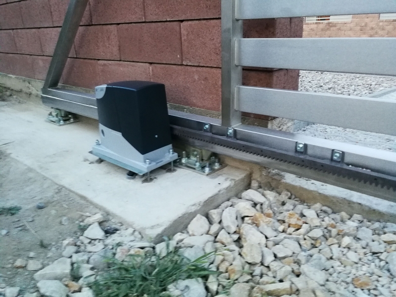 Reverse plastic-coated rack with a metal core