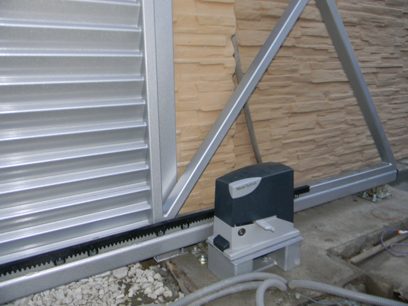 Plastic-coated rack with a metal core