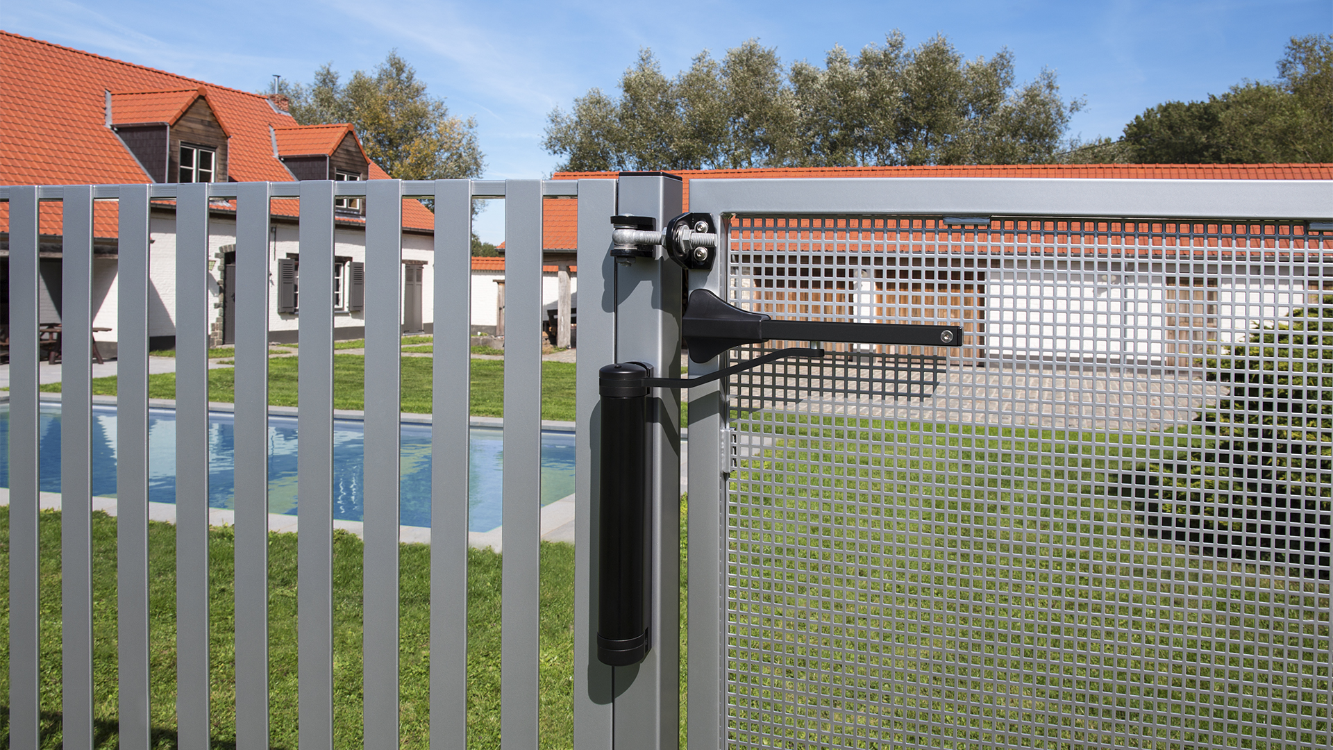 LOCINOX LION-9005 installed gate closer 