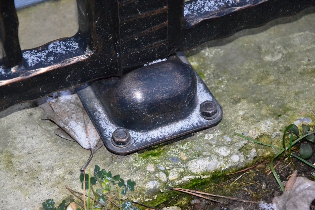 Using a bottom stop for a swing gate